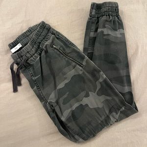 Aritzia - Grey Camo Cargo Joggers